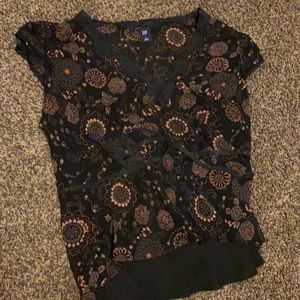 Flowy flowery Gap top, Size large but wears medium to small. Like new!!